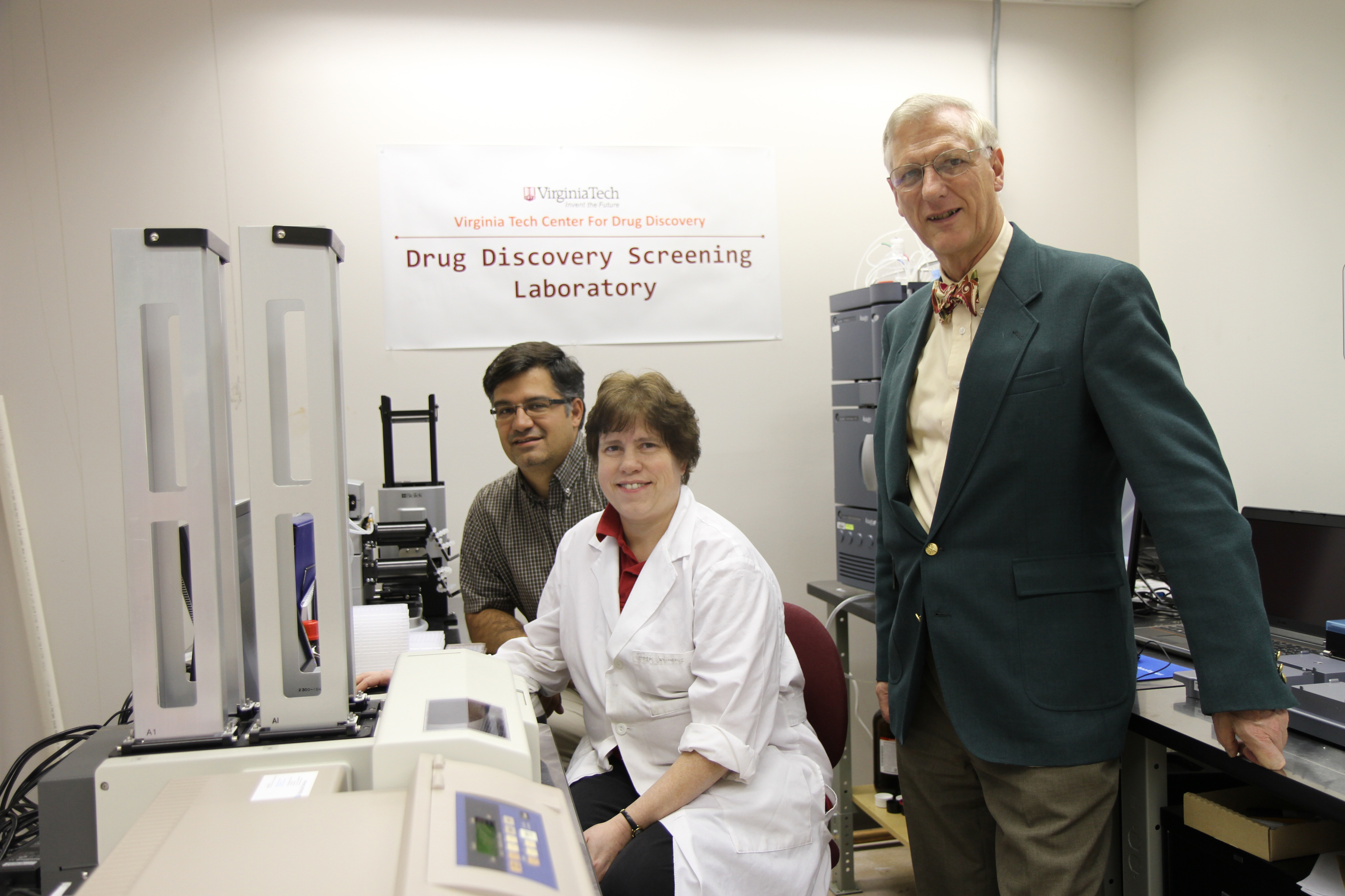 Sobrado, Vogelaar, and Kingston in lab