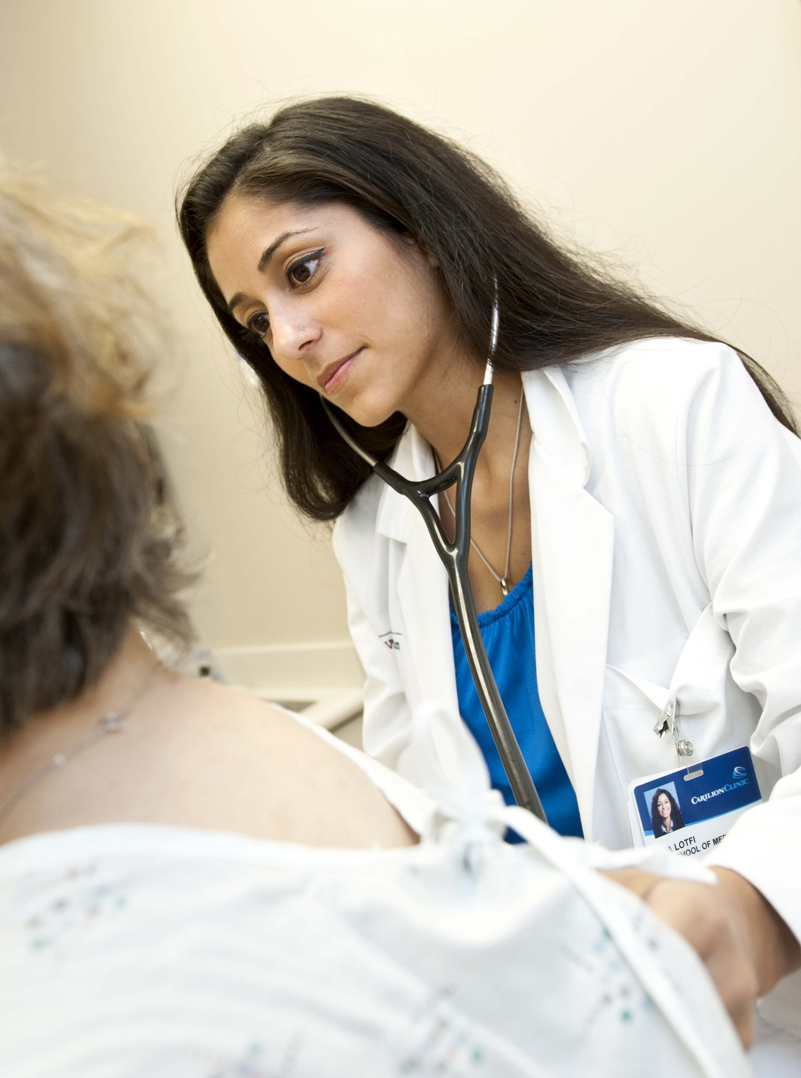 Mina Lotfi examines a patient