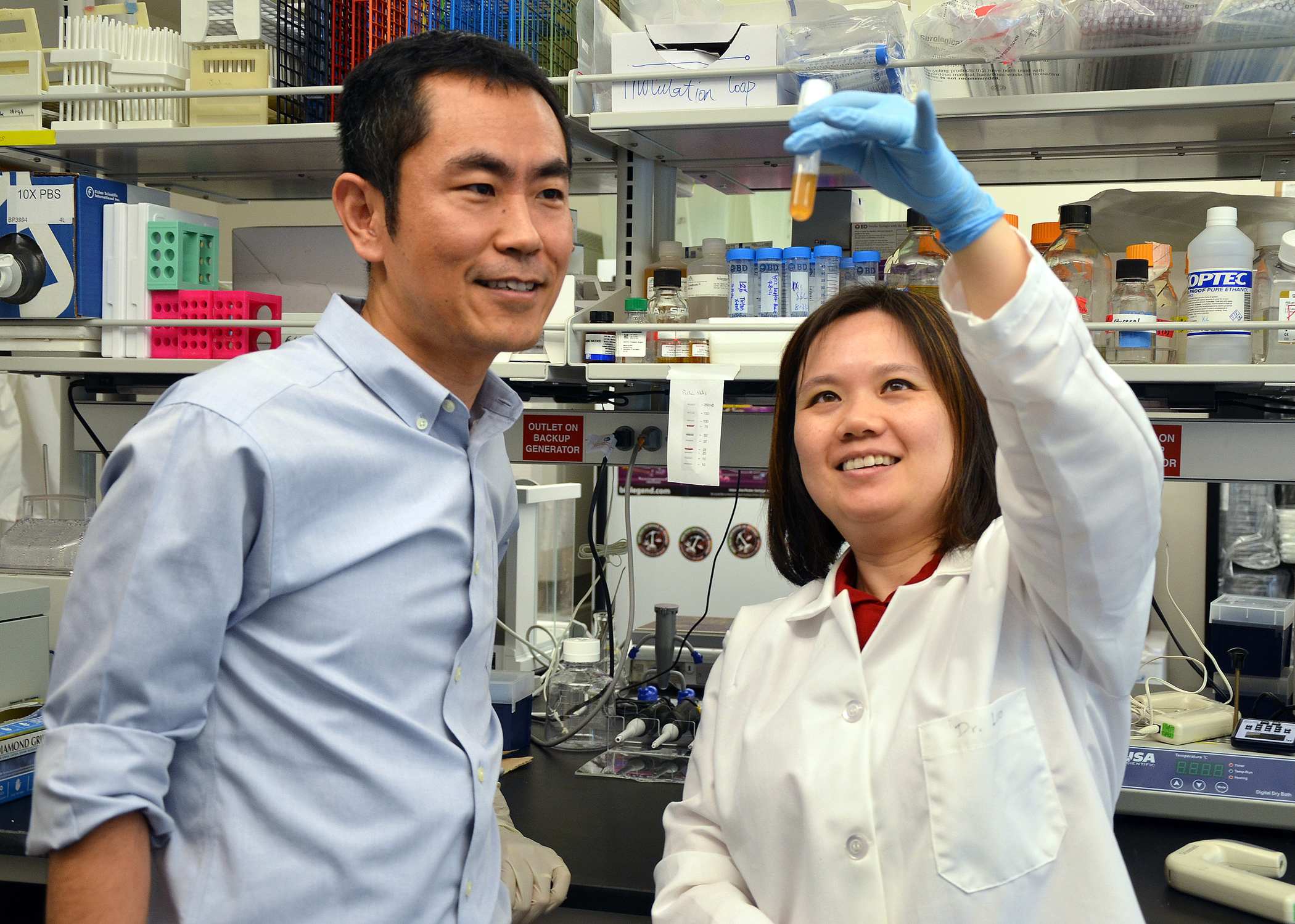 Xin Luo and Husen Zhang in the lab