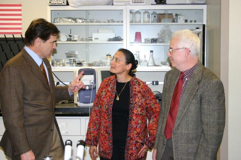 Henryk and Bharti Temkin welcomed former Texas Governor James Richard Perry during his visit to the Nano Tech Center (NTC) at Texas Tech University. 