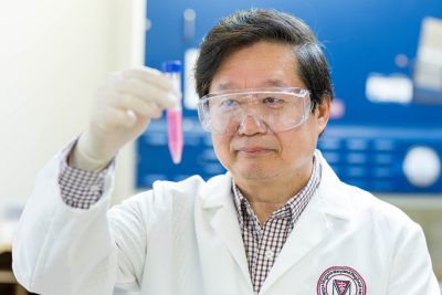 X.J. Meng, University Distinguished Professor of molecular virology in his lab.