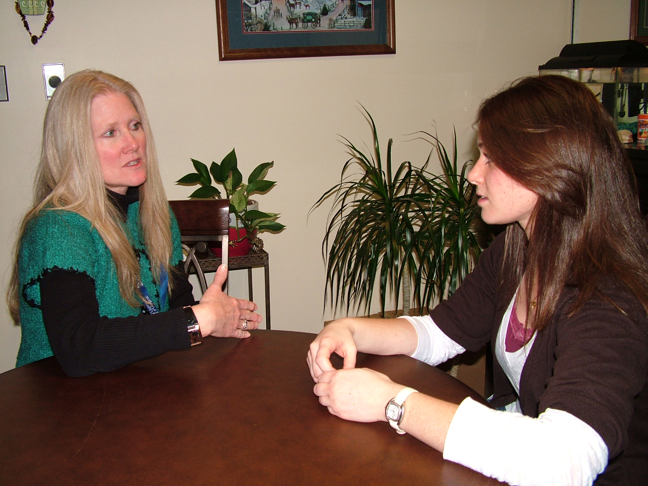 Dr. Jacque Pelzer discusses academic options with a current student at the Virginia-Maryland Regional College of Veterinary Medicine.