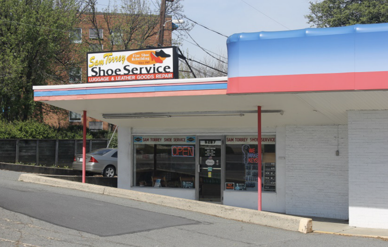 Street view of store front in Arlington, Virginia