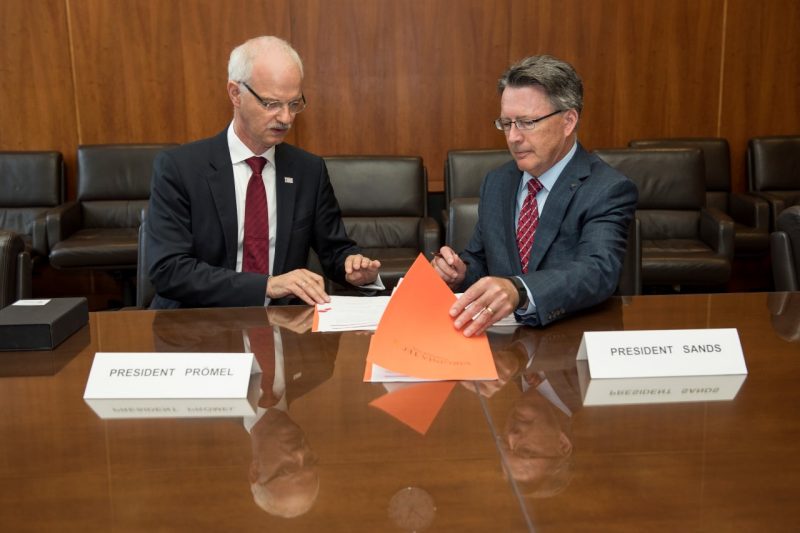 Technical University of Darmstadt President Promel and Virginia Tech President Timothy Sands sign an memorandum of understanding in 2016.