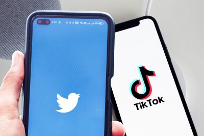 Cellphones displaying TikTok and Twitter apps. Image courtesy Pexels/Pixabay.