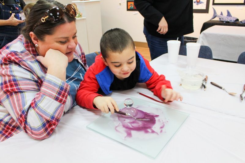 Mother and child mix purple pigment with binder, after extraction. Photo courtesy of Yoon Choi.